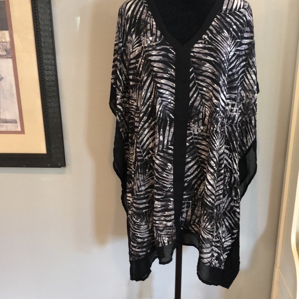 Merona Monochrome Leaf Print Blouse, M, EUC